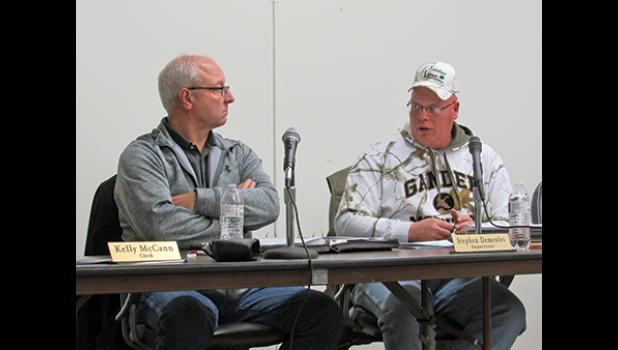 PALMER TWP. SUPERVISORS Stephen Demeules and Mike Ganz discuss the 113th Ave. minimum maintenance road resolution. (Photo by Penny Leuthard) 