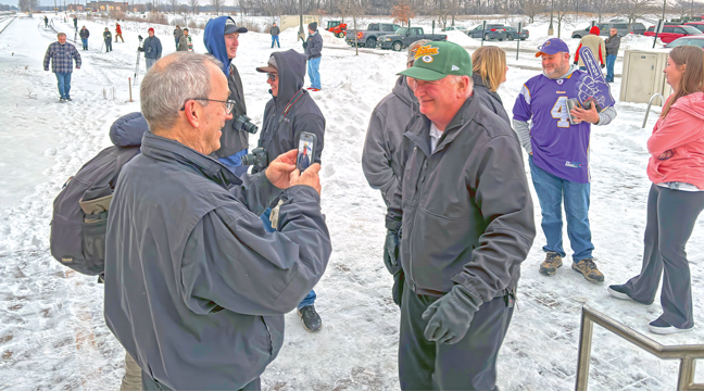 Fellow crew and passengers ay goodbye to Engineer Todd Lippman. (Patriot Photo by Don Bellach)