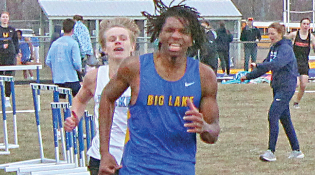 Josh Kennedy holds off Isiah Boyer of Becker to win the 400 meters in 53.70. (Photo by Ken Francis.)
