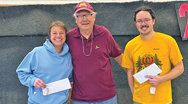 JIM ALECKSON (M) won the Class B Roses Division while Denise Kleven (L) took second and Aaron Meade (R) took third. (Submitted Photo).