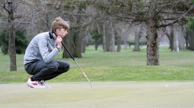 SENIOR CAPTAIN ISAAC FLICKER looked to get a good read on a putt during Monday’s meet at Monticello. Flicker shot a 74 to lead the Hornets on a cold, windy and rainy day. (Submitted Photo)